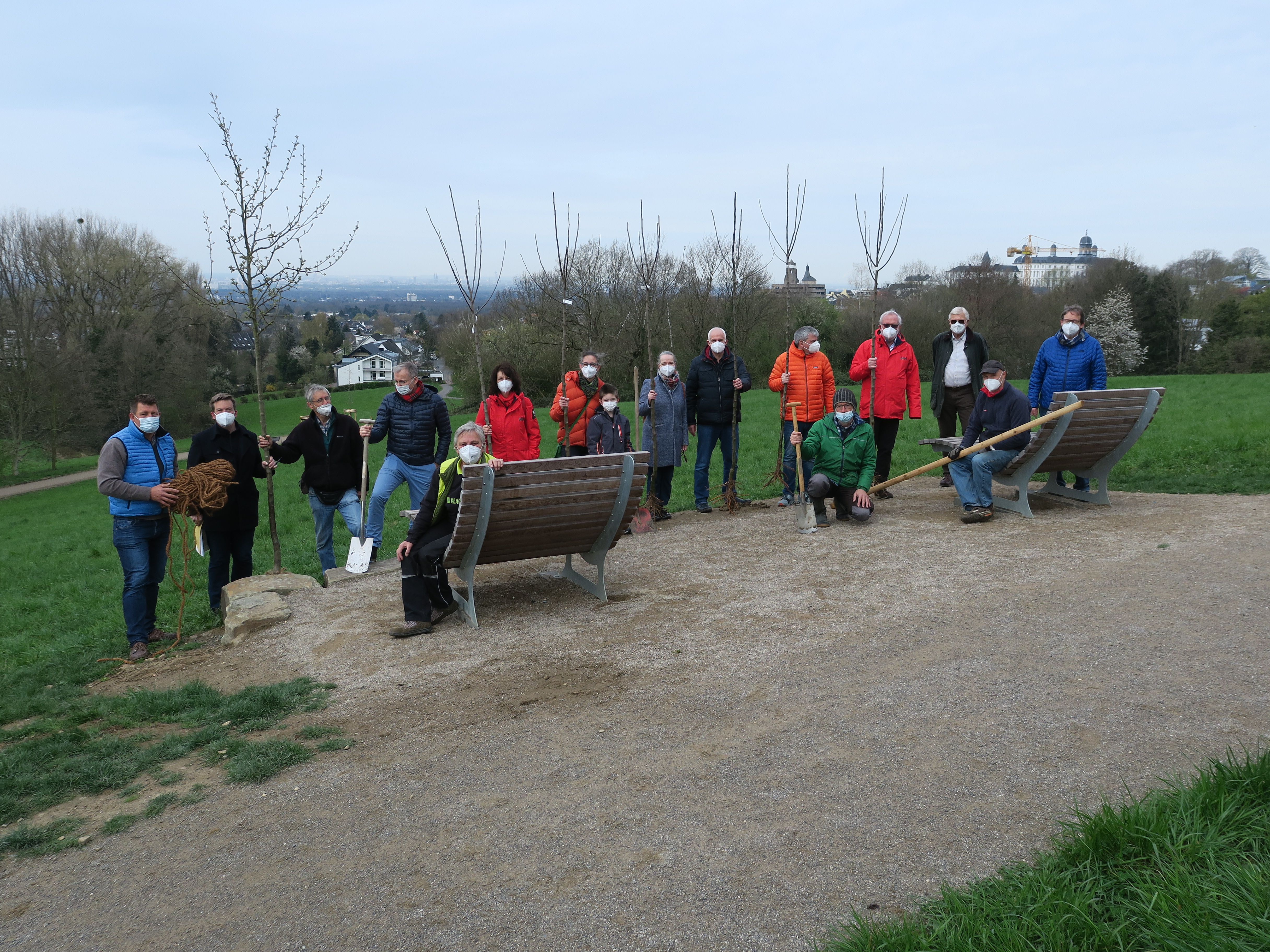 Presseerklärung   Lions-Club Bensberg Schloss pflanzt Obstbäume im Bensberger Stadtgarten  Spende zum 25jährigen Clubjubiläum - vielfältiger Lebensraum durch heimische Streuobstwiesen – 08.04.2021 - Aus Anlass des Clubjubiläums pflanzt der Lions-Club Bensberg Schloss am 09.04.2021 um 10 Uhr 10 neue Obstbäume auf der Wiese im Bensberger Stadtgarten. Dazu gehören die typisch bergischen Apfelsorten Gravensteiner, Klarapfel, Goldparmäne, Zuccalmaglio-Renette, Boskoop und Kaiser Wilhelm.  Symbolische Geste zum Jubiläum Die Aktion zum 25jährigen Jubiläums des Lions-Club Bensberg Schloss wird gemeinsam mit den Bergischen Obstwiesenrettern durchgeführt. 1995 hoben 15 junge Erwachsene den Lions Club Bensberg Schloss aus der Taufe. Einige von ihnen kannten das Prinzip des Service-Clubs aus ihren Elternhäusern. Sie setzten den Gedanken in die Tat um, einen eigenen Lions-Club zu gründen, in dem es auch weibliche Mitglieder geben sollte. Das war der erste gemischte Club in Bergisch Gladbach. Das Motto „Gemeinsam sind wir stark und können Berge versetzen“ gilt bis heute. Es war und ist die Triebfeder für die vielen verschiedenen Activities, bei denen Gelder für karitative und gemeinnützige Zwecke gesammelt werden. Einige der Gründungsmitglieder sind heute noch aktiv dabei: Sabina Henrich-Bandis (als Gründungspräsidentin), Antje Bäumer, Marcus Henrich-Bandis, Reinhard Feuerherdt und Thorsten Beinhauer. Über 370.000,00 Euro für den guten Zweck In den 25 Jahren gab es viele Activities, wie die gemeinnützigen Aktionen bei Lions heißen. Die meisten von ihnen sind aus der Tradition Bensbergs nicht mehr wegzudenken, wie die Losbude auf dem Schlossstadtfest.  Mit befreundeten Lions-Clubs folgte im Jahr 2000 der Lions-Ball im Schloss Bensberg. Eine der erfolgreichsten Activities ist der Lions-Adventkalender, den es bereits seit 2003 zu kaufen gibt, oder das Golfturnier mit den befreundeten Lions Clubs Bensberg-Königsforst und Bergisch Gladbach-Bensberg. Das Ergebnis aus Spenden von Unternehmen und Bürgern sowie den Arbeitsstunden für die Activities beläuft sich auf über 370.000 Euro. Mit den Erlösen wurden verschiedene Initiativen unterstützt wie der Kinderschutzbund, Brückenschlag, Pro Gehörlos, Kids & Co, die Tafel, ein Kinder- und Jugendcircus, das Friedensdorf Oberhausen, Schulen vor Ort und viele mehr. 25.000 Euro Spende zum 25jährigen Jubiläum Damit etwas Besonderes aus dem Jubiläumsjahr bleibt, unterstützt der Lions Club über den gemeinnützigen Lions – Förderverein Bensberg Schloss e.V. zwei Projekte mit insgesamt 25.000 Euro: Die eine Hälfte geht an das Bergische Museum für ein neues Hammerwerk, die zweite Hälfte wird in ein Projekt zur Baumaufforstung im Stadtgebiet fließen. „Damit wollen wir ein Zeichen setzen, dass wir uns alle für unsere Gemeinwohl engagieren müssen und können – und dass es Freude macht“, freut sich die LC-Mitglied Michael Böttcher auf den ersten Spaziergang zwischen den Lions-Bäumen. Heimische Obstsorten  Zum Schutz vor Wühlmäusen werden die zehn Bäume in eine Schicht Kies gepflanzt. Diese Schicht soll verhindern, dass der Wurzelkern angenagt wird. Denn das kann dem Baum massiven Schaden zufügen. Diese Art des Schutzes ist nötig, da auf Streuobstwiesen immer weniger Nutztiere gehalten werden, die die Gänge der Wühlmause zertreten würden. Streuobstwiesen sind ein besonderes Naturparadies und Lebensraum für viele Tiere, wie z.B. für Vögel - insbesondere baumbrütenden Vogelarten wie Spechten, Baumläufern, Meisen, Steinkäuzen. Aber auch Fledermäuse, Schmetterlinge und seltene Pflanzen- und Insektenarten sind dort zu Hause. Darüber hinaus bieten die Obstbäume Wind- und Erosionsschutz.  Diese Pflanzaktion ist der Startschuss zu dem Projekt „Die Bergische Kulturlandschaft Streuobstwiese und ihre nachhaltige Entwicklung“, dessen Ziel der Erhalt von Streuobstwiesen und die Vermarktung von Tafelobst in Bensberg ist. Es sollen die klimaschonenden, kurzen Wege der Äpfel von der Produktion bis zur Vermarktung aufgezeigt und durch Umweltbildung Kinder und Jugendlichen in Kitas und Schulen nahe gebracht werden. Für die 10 Obstbäume werden noch Gießpaten gesucht, deren Aufgabe es ist, im Sommer, diese neu gepflanzten Bäume regelmäßig zu gießen.  Die Pflanzstandorte wurden vorab mit der Abteilung StadtGrün abgestimmt. So werden Konflikte mit dem Landwirt vermieden, der die Wiesen mit seinen Geräten bewirtschaftet. Die Neupflanzung im Stadtgarten schließt eine Lücke der Streuobstwiesen zwischen Kardinal-Schulte-Haus und Vinzenz-Palotti-Hospital. Jetzt stehen auf diesen Wiesen insgesamt 270 Obst-Bäume im Alter von drei bis fünf Jahren bei den Neuanpflanzungen bis hin zu den alten Birnbäumen von wahrscheinlich über 100 Jahren. Davon werden noch die Enkelkinder etwas haben.    Einladung Pressevertreter sind herzlich eingeladen, beim Spatenstich teilzunehmen!  Pressekontakt: Dr. Oliver Schillings, 0172 2160835, o.schillings@aopr.de